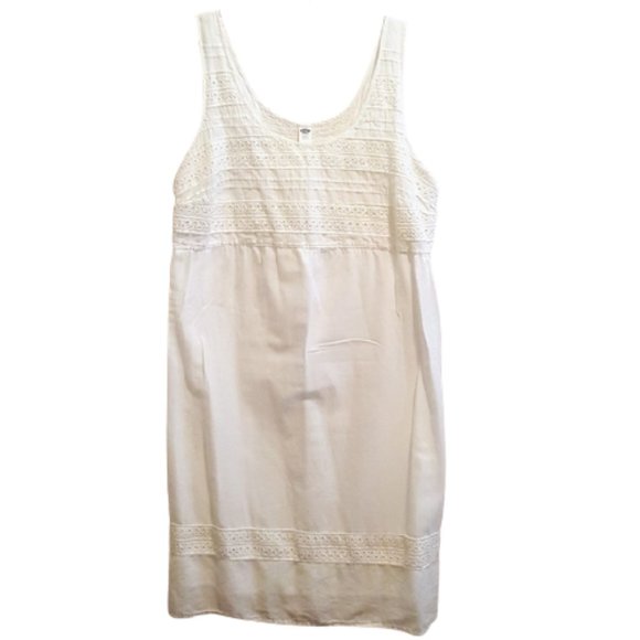🌿🎉HP🎉 Old Navy White Eyelet Sleeveless Smocked Dress [MM]🌿 - Picture 2 of 8